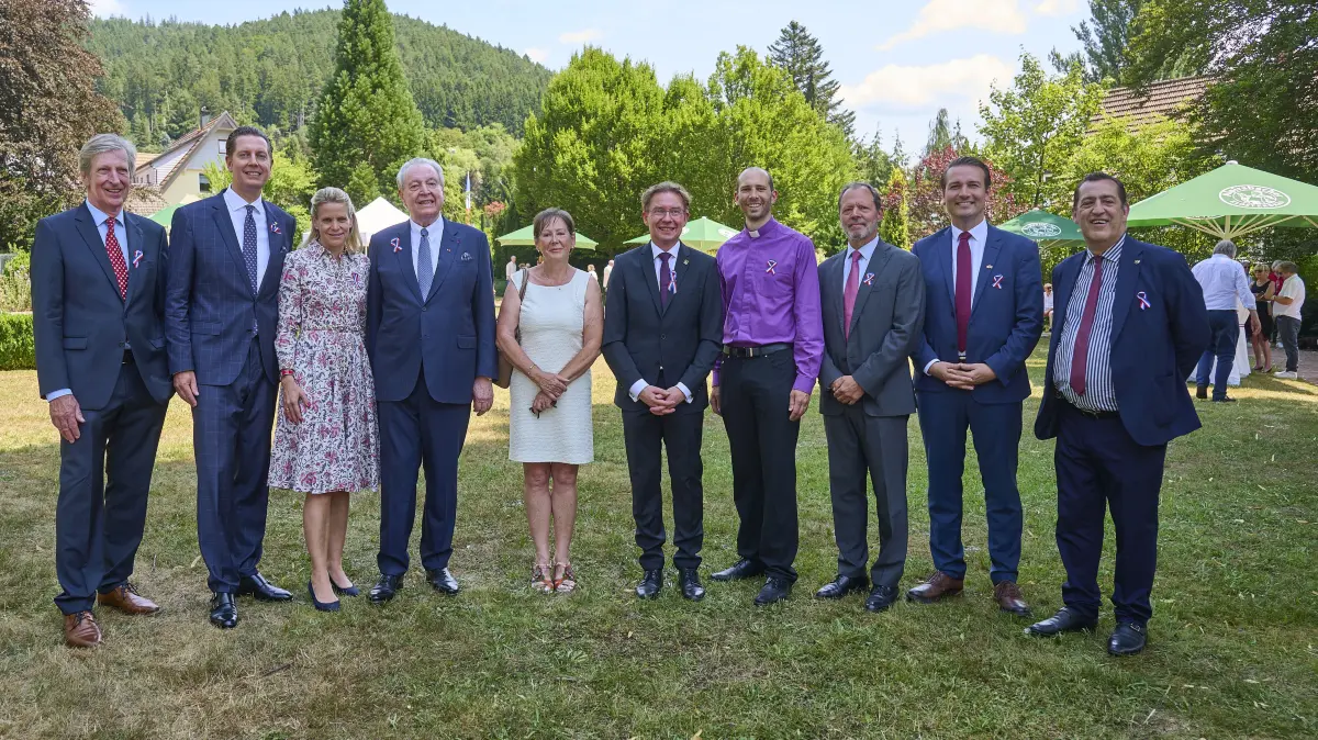 Frank Baasner (Direktor des Deutsch-Französischen Zukunftswerk), Hannes und Britta Bareiss, Hermann Bareiss, Èvelyne Isinger (Conseillère régionale Grand Est), Michael Ruf (Bürgermeister Baiersbronn), Markus Fellmet (Pfarrer Verbundgemeinde Mitteltal-Obertal), Jean Marc Lieberherr (Jean-Monnet-Institut), Adrian Sonder (Oberbürgermeister Freudenstadt) und Gael de Maisonneuve (französischer Generalkonsul in Stuttgart, von links) feierten gemeinsam den französischen Nationalfeiertag.