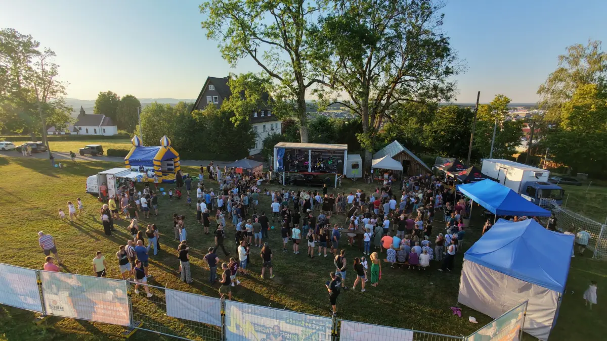 Voller Bolzplatz hinterm Kindergarten: Zum „HaMaBe Open Air" kamen mehrere Hundert Besucher zusammen – im Hintergrund das Haus Marienberg und die Marienkapelle.