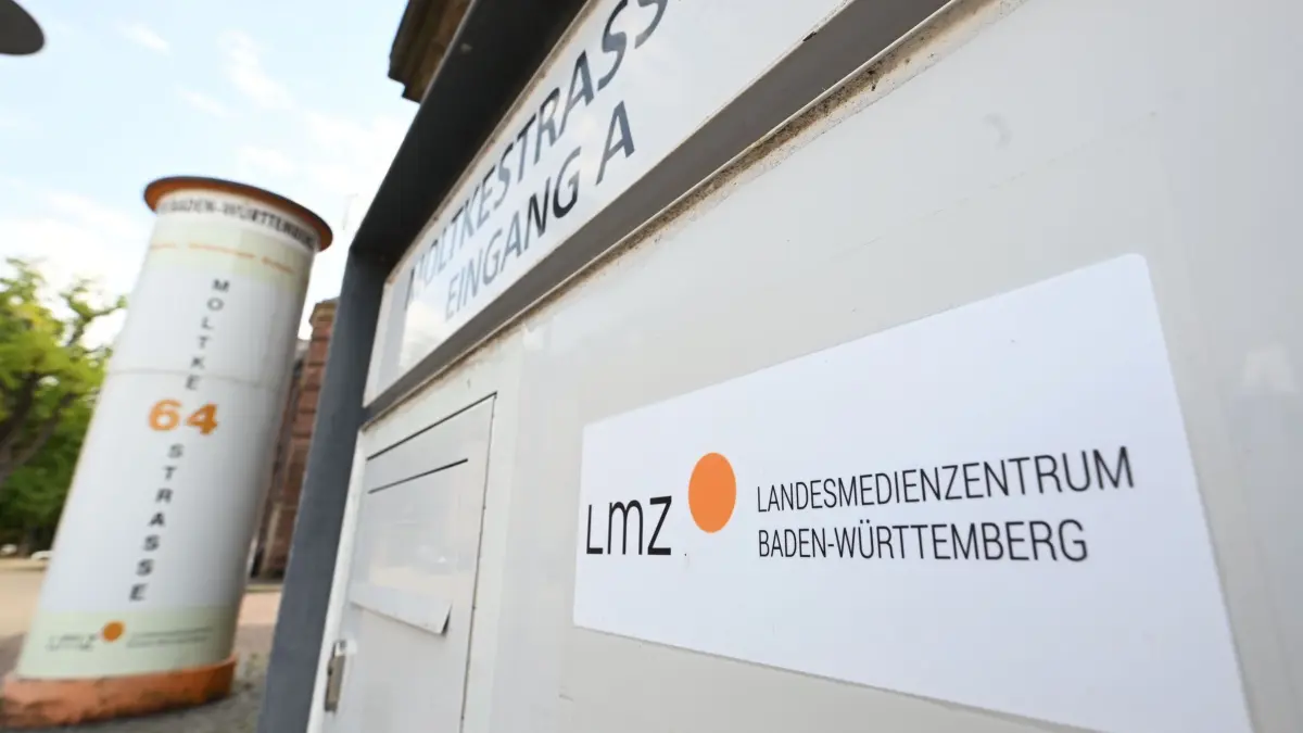 Landesmedienzentrum Baden-Württemberg: 15.07.2026, Baden-Württemberg, Karlsruhe: Der Schriftzug „Landesmedienzentrum Baden-Württemberg“, aufgenommen am Briefkasten vor dem Medienzentrum am Standort Karlsruhe. Foto: Uli Deck/dpa +++ dpa-Bildfunk +++