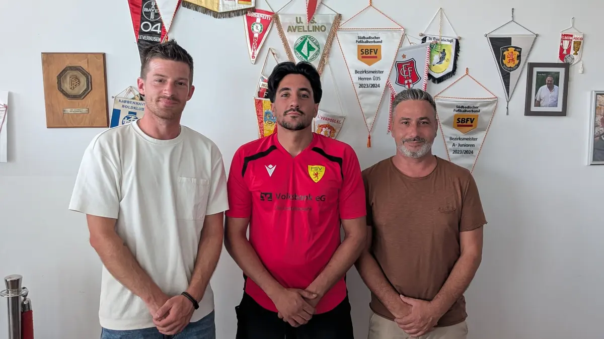 Erfolgreicher Transfer (v.l.): Stephan Leipert (Sportlicher Leiter), Enes Simsek (Neuzugang) und Joachim Sperker (Vorstand Sport)