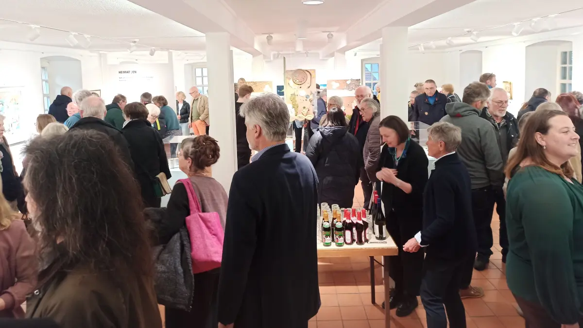 Über die Zukunft und die Belebung des Stadtmuseums ging es bei der Mitgliederversammlung des FöSS. Das Bild zeigt eine Ausstellungsvernissage im Museum.