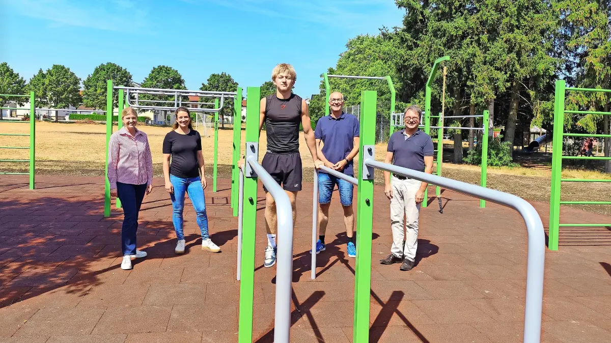 Die neue Calisthenics-Anlage bei der Solweghalle und dem Schulzentrum wurde kurz vor den Ferien ihrer Bestimmung übergeben. Von links: Bürgermeisterin Susanne Irion, Selina Link, ein trainierender Schüler, Andreas Wilbs (Konrektor Realschule) sowie Markus Eisele (Schulleiter des Gymnasiums).