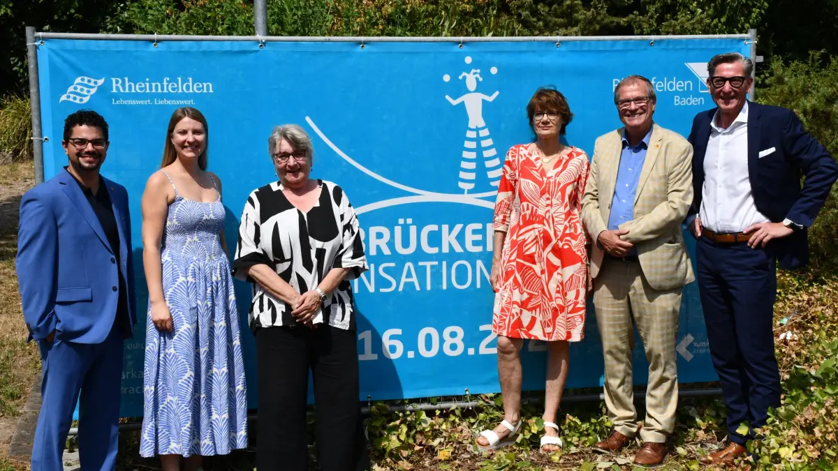 Dario Rago und Romy Baier-Frey (Kulturamt Rheinfelden/Baden), Brigitte Brügger (Kulturamt Rheinfelden/CH), Susanne Schlittler (Stadträtin Rheifnelden/CH), OB Klaus Eberhardt und Rainer Liebenow (Sparkasse Lörrach-Rheinfelden) stellen die Brückensensationen 2026 vor.