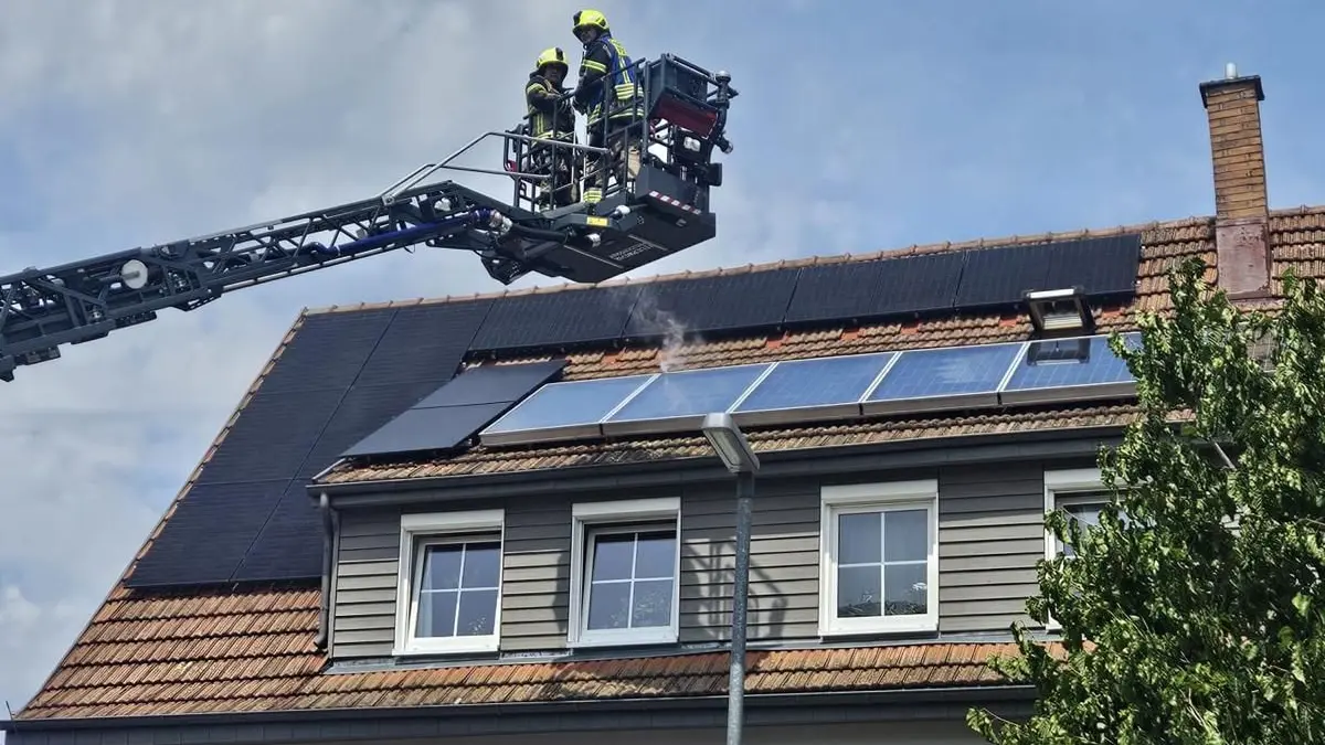 Die Feuerwehr war mit der Drehleiter im Einsatz.