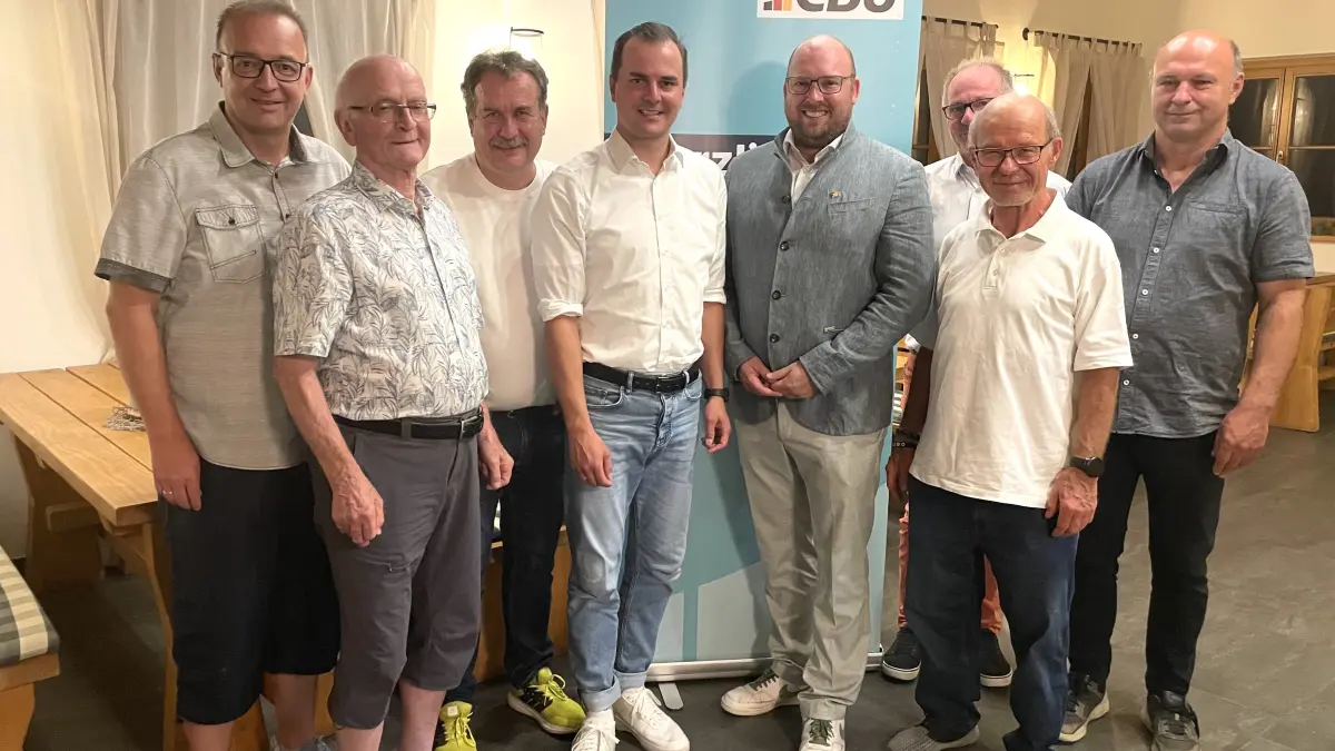 Der neu gewählte Vorstand mit MdL Carl Christian Hirsch