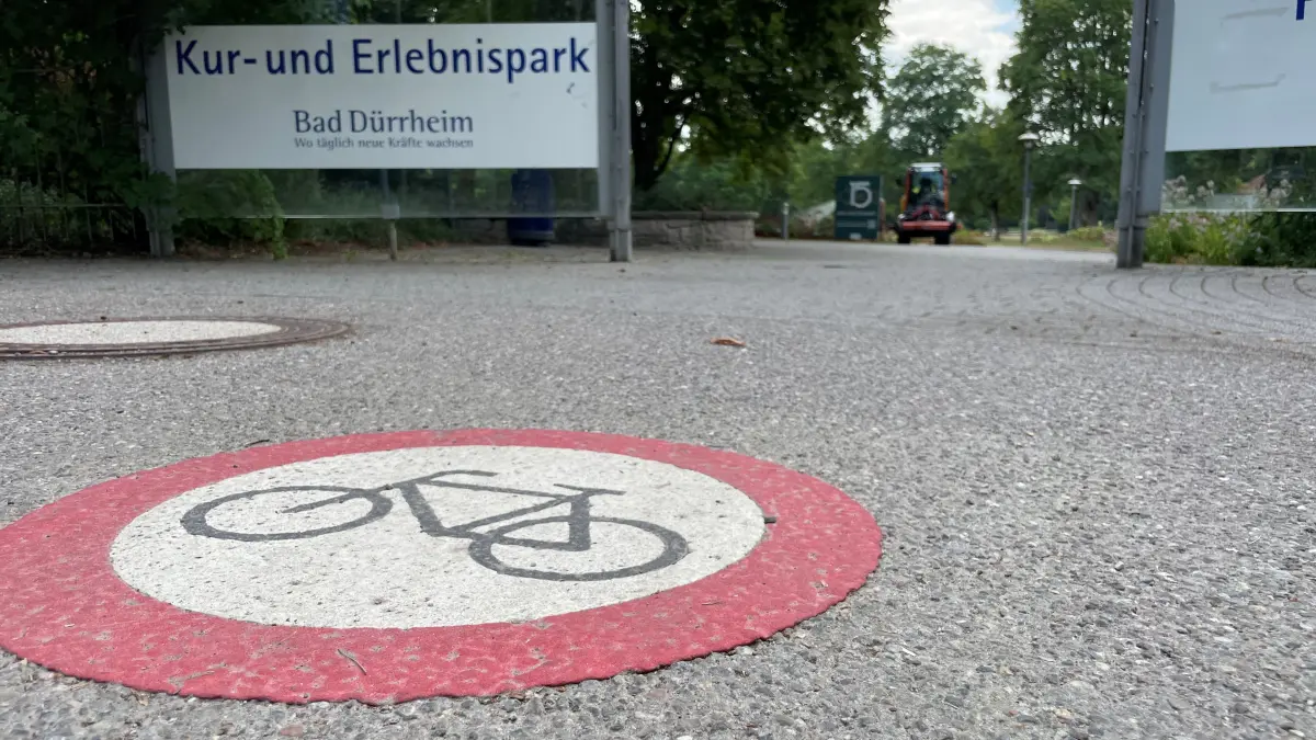 Nur eine aufgemalte Beschilderung auf dem Boden vor dem Eingang weist auf ein Fahrverbot für Fahrräder hin. Reicht das?