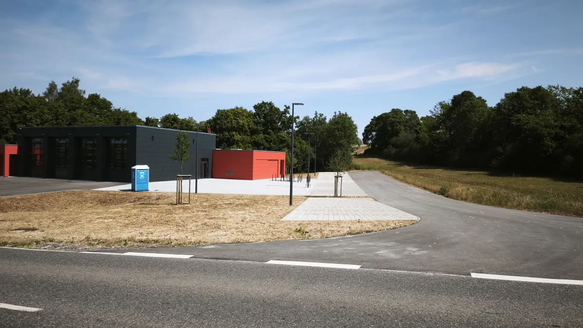 Ein beleuchteter Fußweg führt in Weilersbach demnächst in Fortsetzung der befestigten Zufahrt (rechts im Bild) zu den Parkplätzen des neuen Feuerwehrgerätehauses in Richtung Neubaugebiet Schlegelberg.