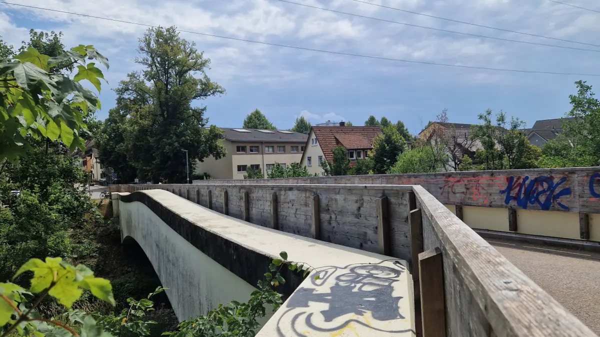 Brücke mit improvisiertem Fallschutz: Das Geländer wurde via Holzbrettern auf die vorgeschriebene Höhe gebracht.