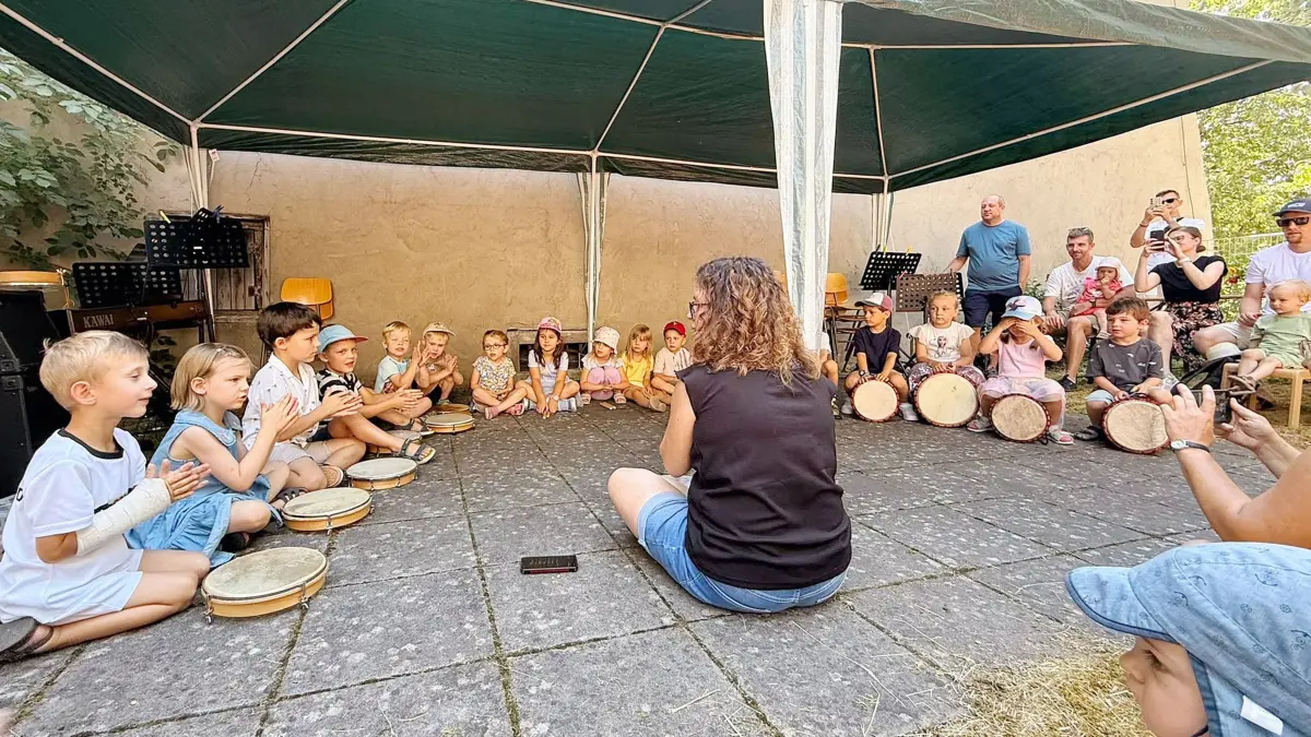 Mit großer Freude waren die Mädels und Jungs der musikalischen Früherziehung unter Leitung von Stephanie Gamper bei der Sache.