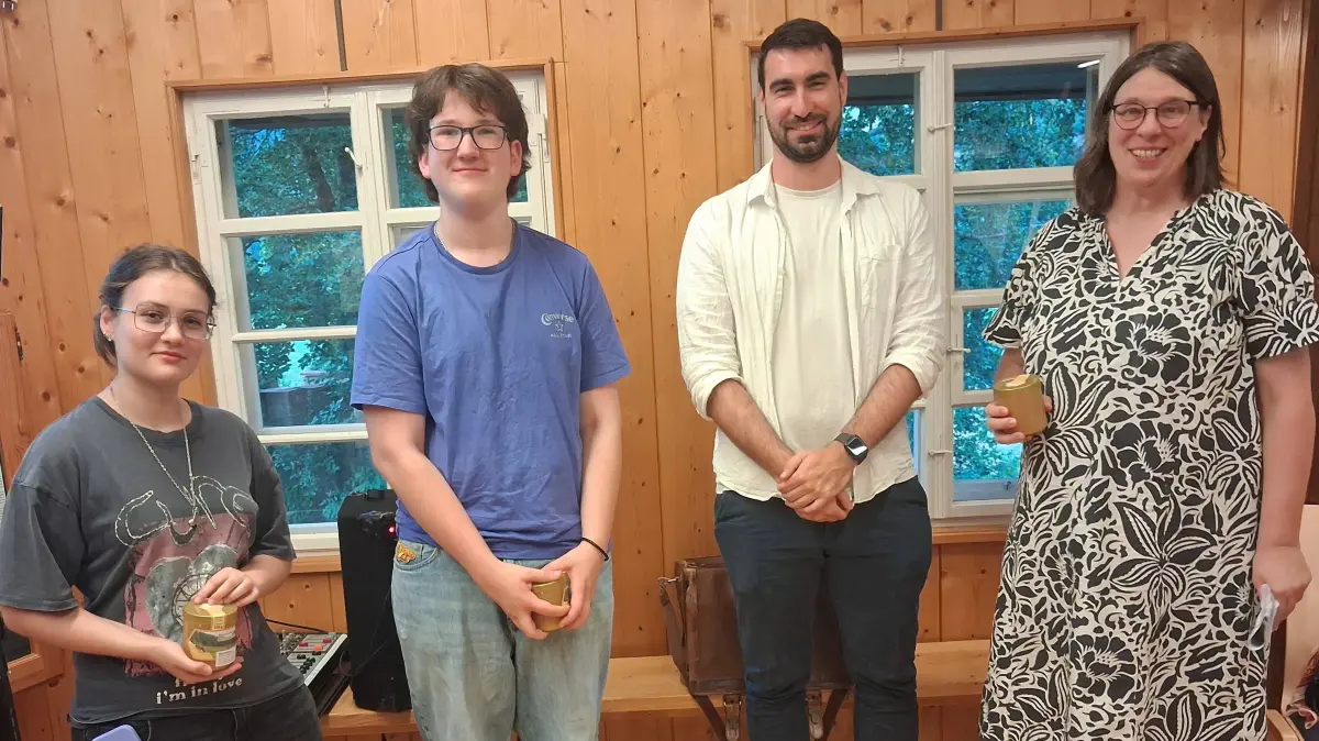 Die Schüler Bastian Springhart (von links) und Sophie Leytes sowie Geschichtslehrer Lars Wagner und seine Kollegin Kirstin Tubbe informierten über die Person Albert Leo Schlageters, den nationalsozialistischen Heldenkult sowie die Geschichte des Denkmals über den Dächern Schönaus.
