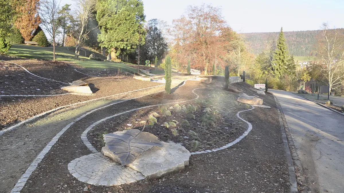 Mit dem Garten der Erinnerung wird auf dem Blumberger Friedhof seit 2023 eine alternative Beerdigung mit dem Namen auf einem Lindenblatt angeboten. (Archivbild)