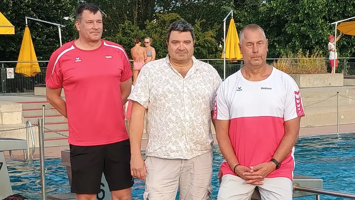 Freuen sich auf die Badischen Meisterschaften (v.l.): Thomas Dahlke (Hauptorganisator Wettkampfausrichtung), Sergej Gvozdev (Bäderbetriebsleiter der Lörracher Schwimmbäder) und Andreas Pannach (Abteilungsleiter Schwimmen).