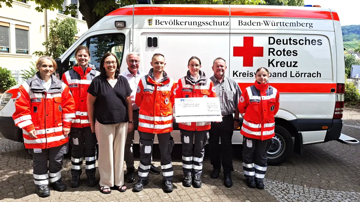Carmen Lamo, die stellvertretende Bereitschaftsleiterin Katharina Herz, Annette Huber und Thomas Abele von der Bürgerstiftung, Rettungssanitäter Luis Baptista, Bereitschaftsleiterin Elena Wlaschny sowie Michael Mandery, Schatzmeister der Bürgerstiftung, und Ela Kaya freuen sich gemeinsam bei der Spendenübergabe.