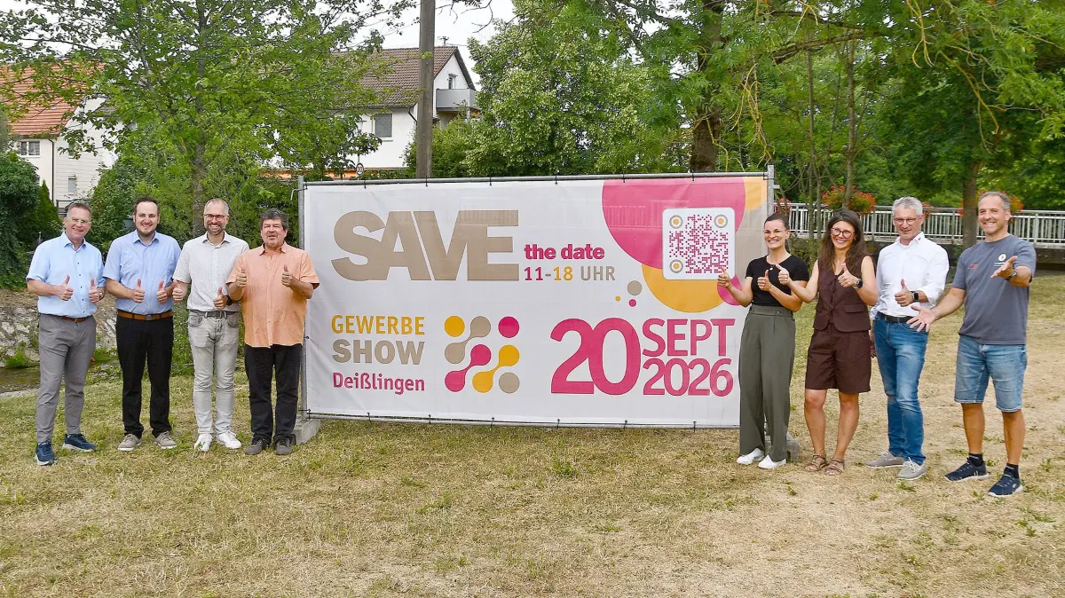 von links (das OrgaTeam der Gewerbeschau) Markus Holpp (Holpp Glas), Daniel Drixler (Enerix-Drixler Energietechnik), Bürgermeister Ralf Ulbrich, Wolfgang Müller (EGON Wirtschaftsförderung Steinbeis Stiftung), Dominique Auer „Happy Auer“ Claudia Priem Gemeinde Deißlingen, Attila Heim „Ott Antriebstechnik“ und Bernhard Thomma „Der Hingucker“.