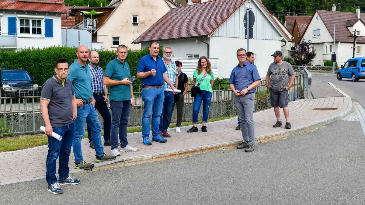 Mit Blick auf die Einmündung „Appentalstraße/Nusplinger Straße“ in Unterdigisheim: Ortschaftsräte und Vertreter der Stadtverwaltung überlegen, welche Lösungen in Fragen kommen könnten, um hier Rückstaus durch nicht korrektes Einordnen zu vermeiden.