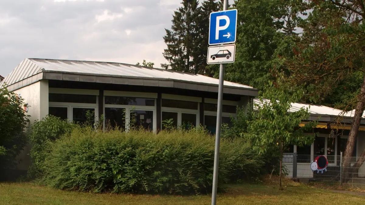 Am Petrus-Kindergarten hat die Stadt bereits mit einem Parkverbot für Fahrzeuge über 3,5 Tonnen auf die Situation reagiert.