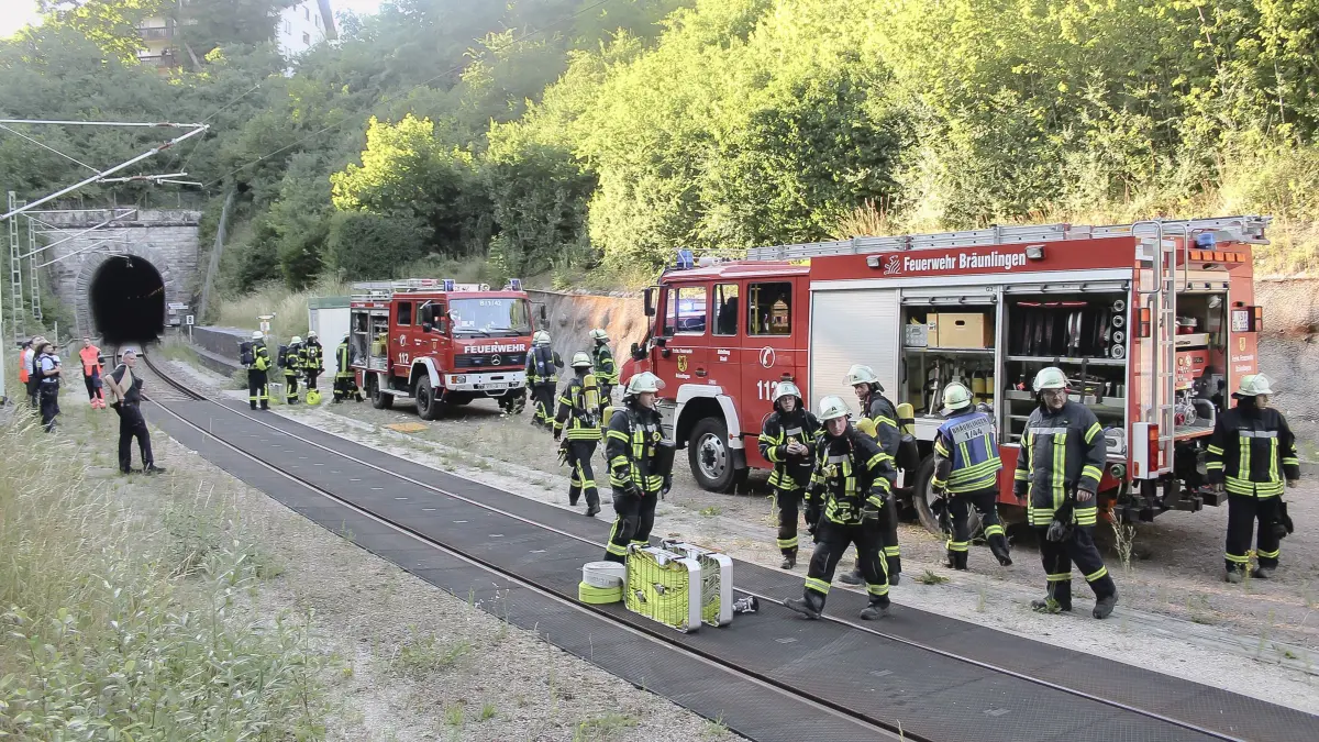 An beiden Seiten des Tunnels ist ein Großaufgebot an Feuerwehrmännern im Einsatz.