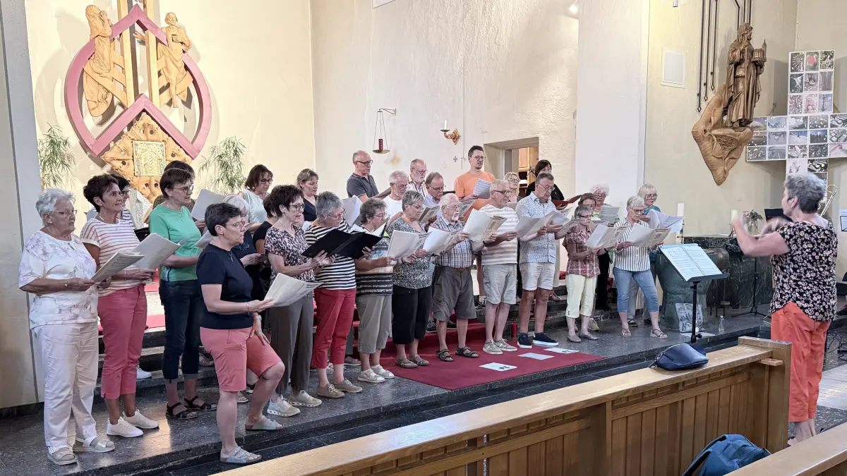 Der Projektchor probt für den "Gerhard-Jung-Obe" in der Zeller Stadtkirche.