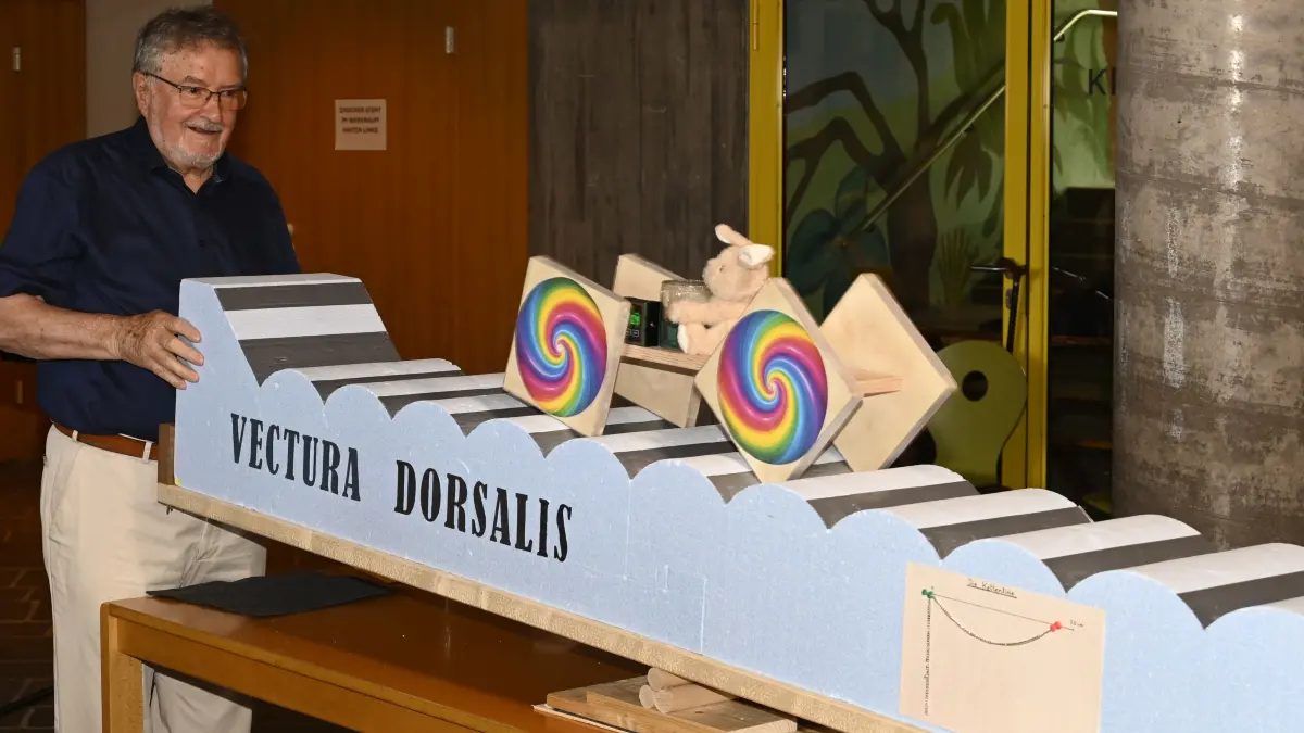 Im Foyer der Römerschule in der Rottweiler Altstadt präsentiert Raul Lepre sein Modell eines quadratischen Rades, das sich auf einer entsprechenden Fahrbahn ruckfrei bewegt. Das Projekt nennt er "Vectura Dorsalis".