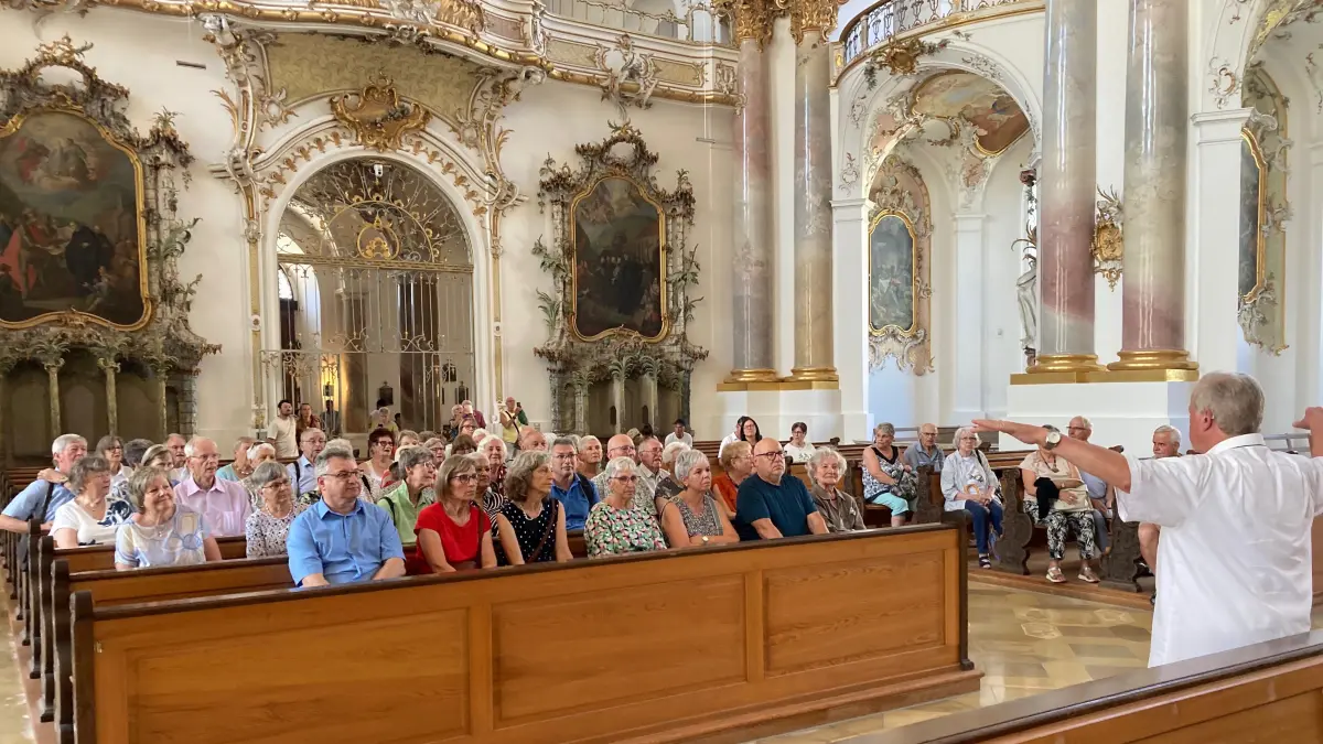 Die Horber Gruppe im Münster von Zwiefalten bei der Klosterkirchenführung durch Münsterpfarrer Siegbert Schänzle.