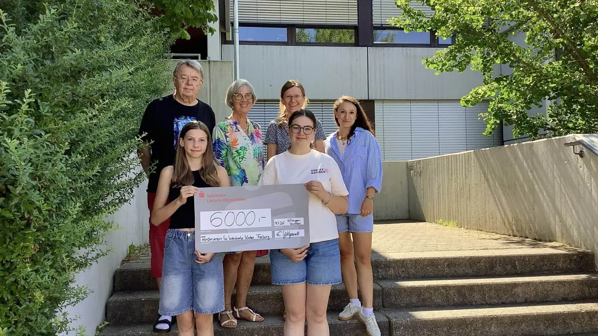 Stellvertretend für das Schulzentrum Efringen-Kirchen überreichten die Schülerinnen Emma Rapp (9c) und Amelie Schemel (9c) gemeinsam mit der Schulleiterin Monika Sigrist sowie E. Wohlgemuth, stellvertretend für das Organisationsteam, einen Spendenscheck in Höhe von 6000 Euro an Eduard Krause und seine Ehefrau vom Förderverein für krebskranke Kinder Freiburg.