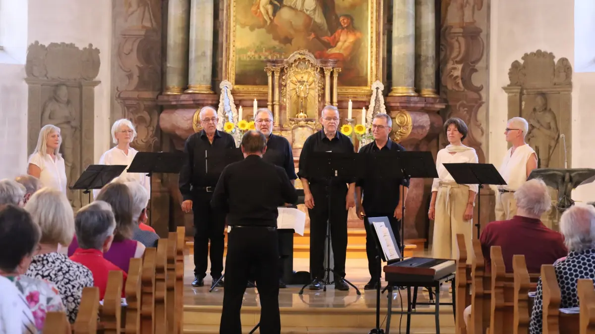 Das Vokalensemble Canta Rosa gibt ein beeindruckendes Benefizkonzert in der Hirrlinger Kirche.