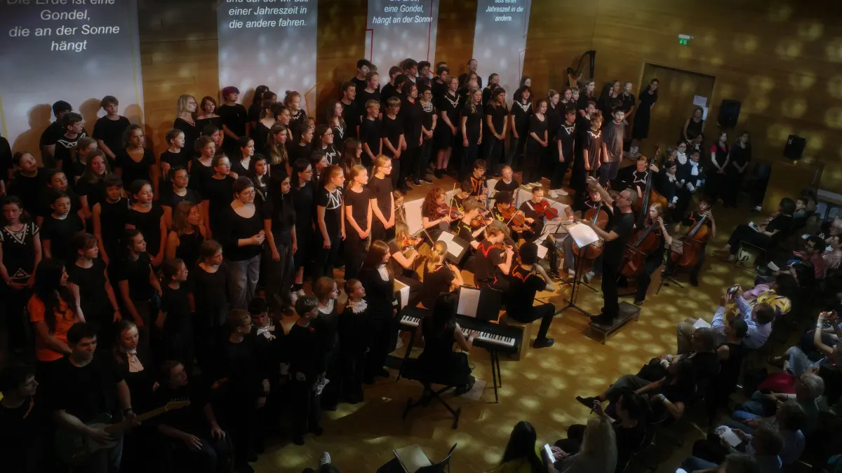 Das Finale vereinte alle Mitwirkenden der Hebelrevue auf der Bühne, wo sie den Applaus entgegennahmen.