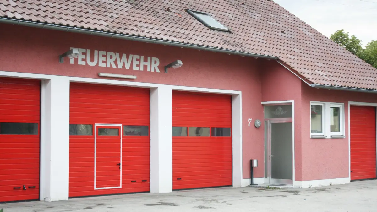 Die Garagen sind zu klein für das neue Feuerwehrfahrzeug. Ein Anbau steht den Vorstellungen zur weiteren örtlichen Entwicklung aber entgegen.