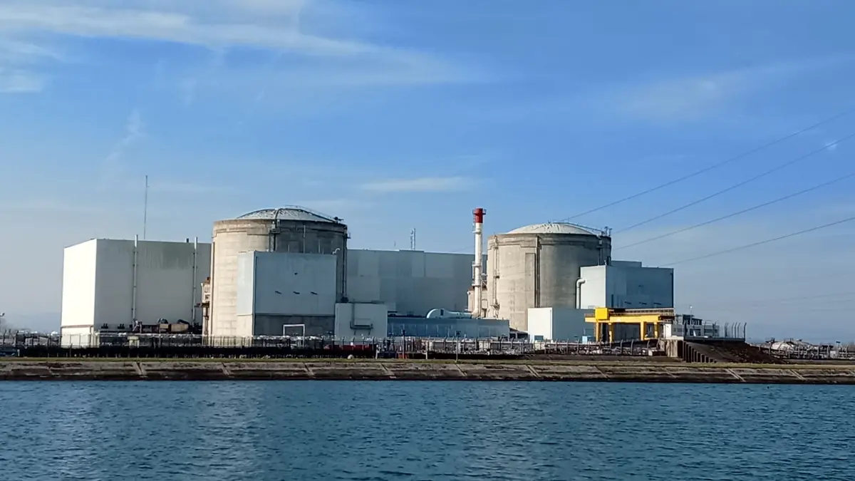 Weil "das Thema Fessenheim" (Foto) sich erledigt hat, will die Gemeinde Grenzach-Wyhlen eigentlich den Trinationalen Atomschutzverband verlassen. Doch das Blatt hat sich gewendet.