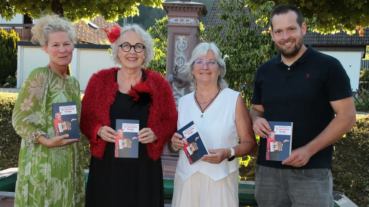 In Lauterbad ging es reichlich kriminell zu: Autorin Helga Becker (Zweite von links) ließ ihre schwäbische Miss Marple ihr Unwesen treiben. Begrüßt (von links) wurde die Komödiantin von Veranstaltungsleiterin Corinna Gerlach, Thalia- Filialleiterin Gudrun Krüper und Ortsvorsteher Marius Dölker.