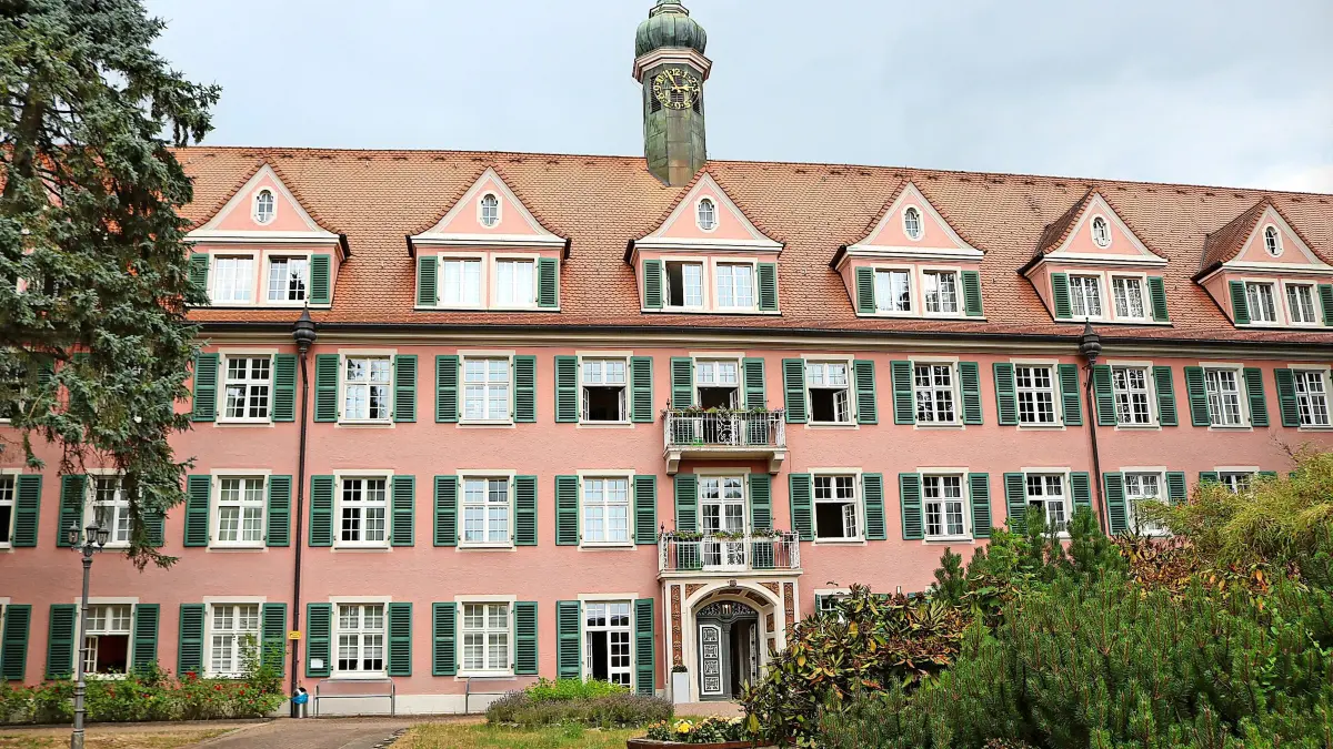 Herrschaftlich ist das Gebäude der Schlossklinik in Bad Dürrheim mit dem imposanten Eingang. Am Samstag, 18. Juli, wird mit einem Tag der offenen Tür der 100. Geburtstag gefeiert.