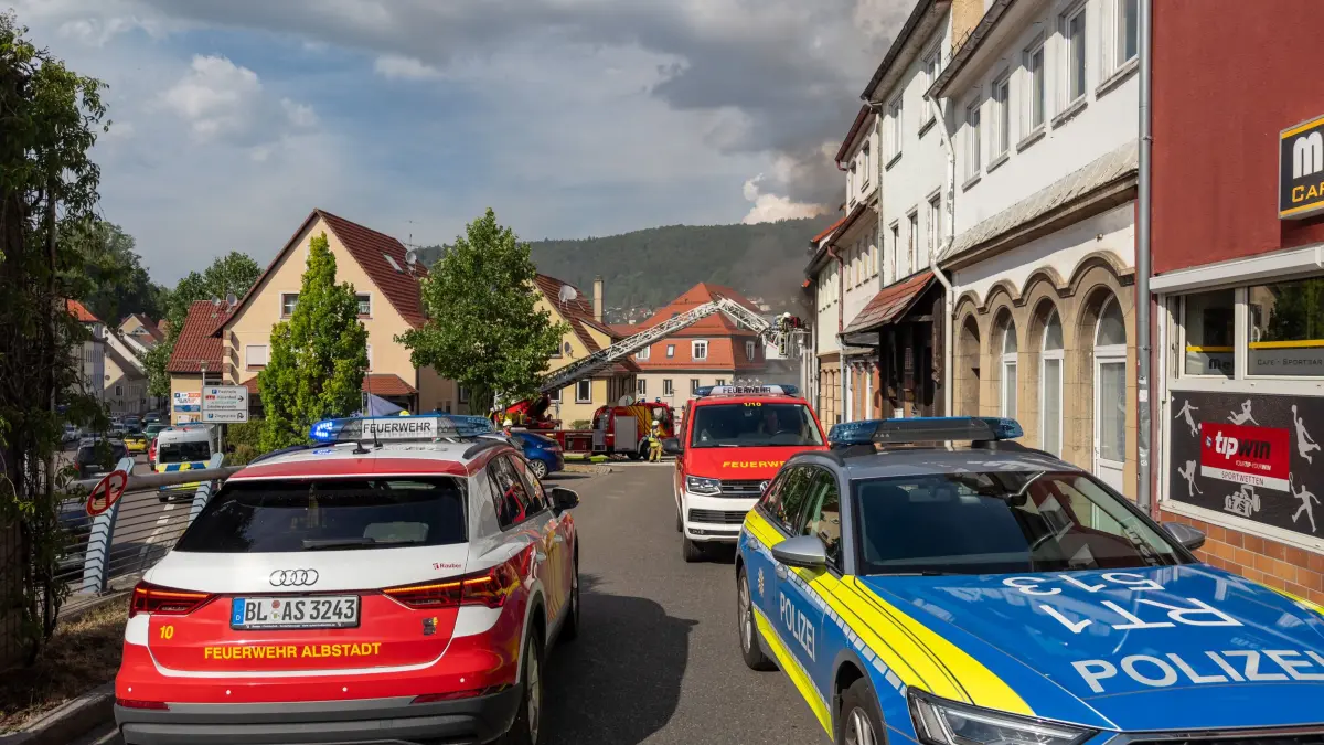 Bei einem Brand in Albstadt-Ebingen sind am Donnerstag mehrere Menschen verletzt worden. Das Haus ist unbewohnbar.