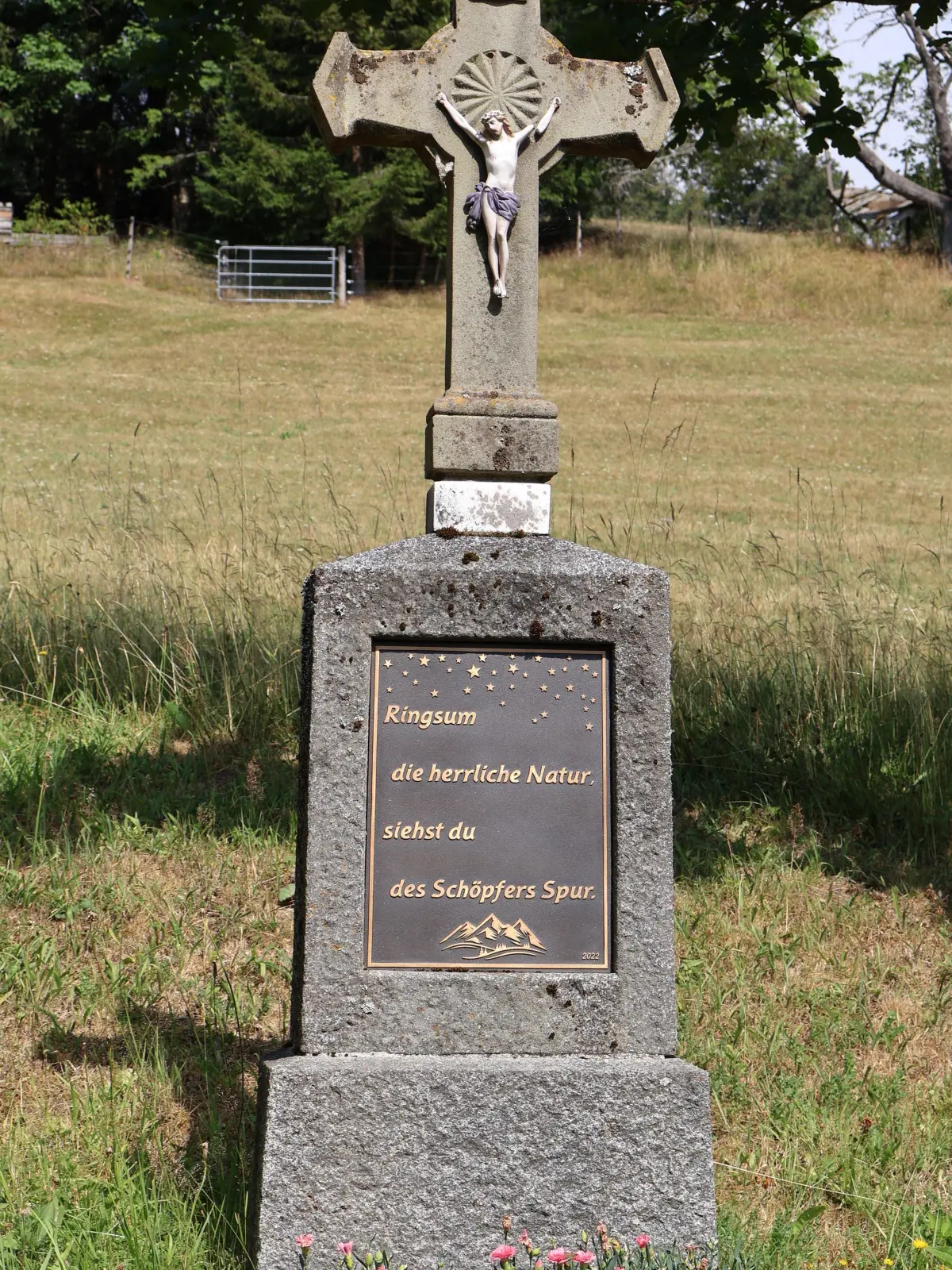 Das Wegekreuz nahe des Röthenlochhofes erhielt vor vier Jahren ein neues Schild mit Inschrift.