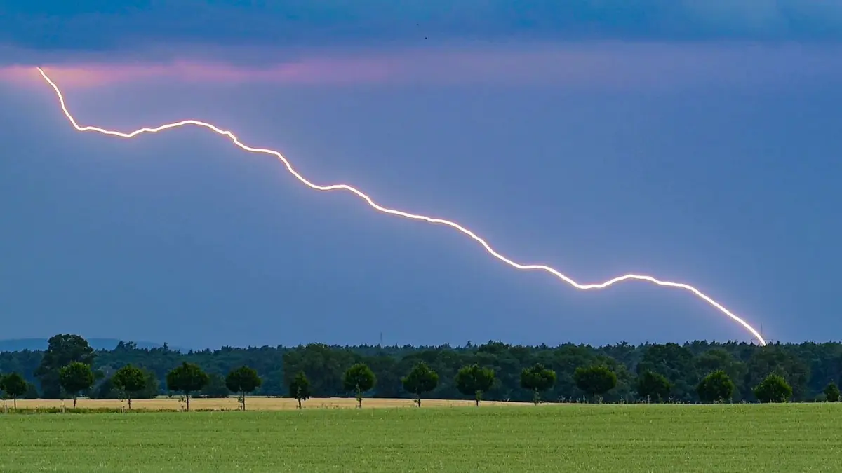 Gewitter über Brandenburg: ARCHIV - 20.06.2026, Brandenburg, Petersdorf: Ein Blitz leuchtet vor dunklen Gewitterwolken über der Landschaft im östlichen Brandenburg. (zu dpa: «Gewitter und Unwetter über Berlin und Brandenburg erwartet») Foto: Patrick Pleul/dpa +++ dpa-Bildfunk +++