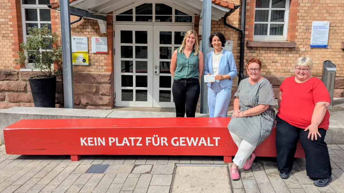 v. links: Julia Merz (Abteilungsleiterin JUKS³), Oberbürgermeisterin Dorothee Eisenlohr, Dorothee Golm (städtischer Frauenbeirat und FhF + Auswege e.V.), Stadträtin Tanja Witkowski (ebenfalls Mitglied im städtischen Frauenbeirat)