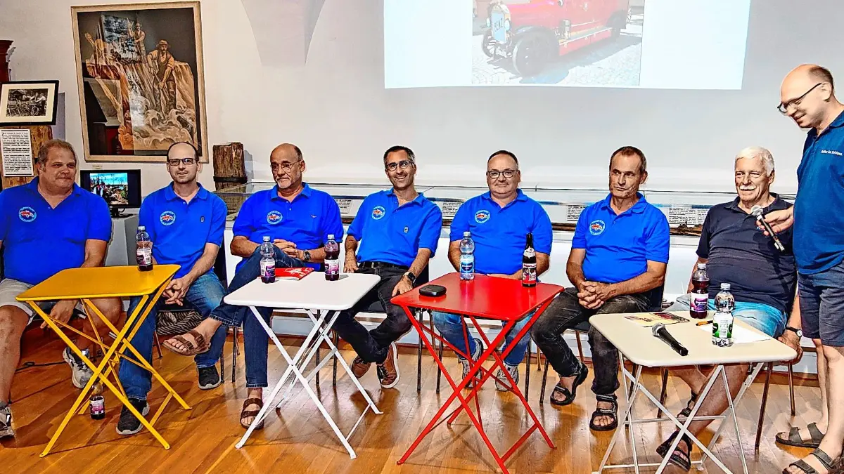 Beim „Feuer-Talk“ befragte Moderator Christian Oberfell (rechts) sieben Feuerwehrleute zur bewegten Geschichte des Jubiläums-Oldtimers Alter Benz: Christoph Mayer (von links), Joachim Oberfell, Christian Keller, Michael Springmann, Jürgen Jehle, Hartmut Brückner und Manfred Schafheutle.