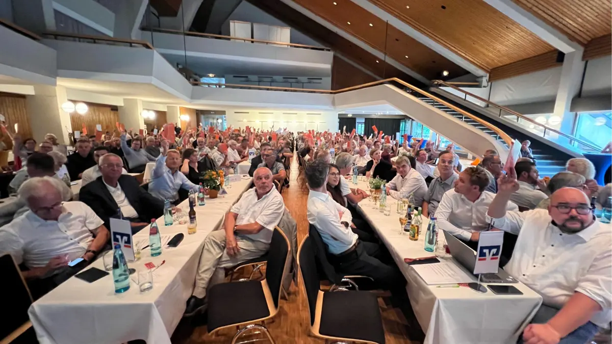 Große Einigkeit herrschte unter den 181 Delegierten bei der Vertreterversammlung der Volksbank Mittlerer Schwarzwald in Schonach nicht nur bei den Wahlen. Nur vereinzelt gab es Enthaltungen oder Gegenstimmen. Erfreulich für die Mitglieder war auch die Ausschüttung der Dividende von vier Prozent.