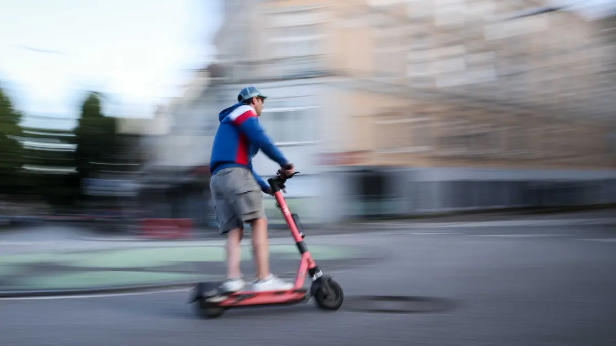 Schwerer Unfall: ARCHIV - 28.07.2024, Hamburg: Ein Mann ist auf einem E-Scooter unterwegs (Aufnahme mit langer Verschlusszeit). (zu dpa: «Deutlich mehr schwere E-Scooter-Unfälle - das sagen Experten») Foto: Christian Charisius/dpa +++ dpa-Bildfunk +++