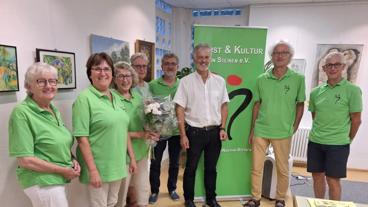 Die Vorstandsriege des Vereins Kunst & Kultur Steinen mit Bürgermeister Gunther Braun (Mitte)
