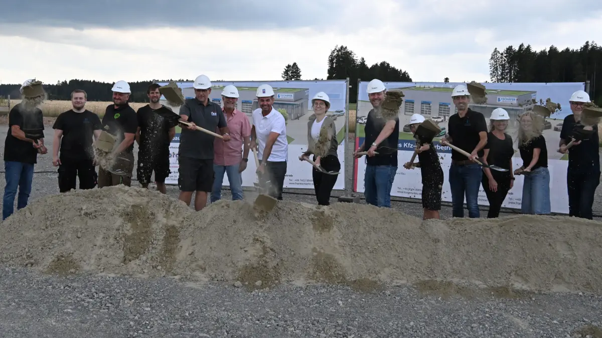Vertreter des Generalunternehmens Borgers, Bauunternehmen Haas, Galabau Schäfer, Stadtverwaltung sowie die Bauherren Tanja und Frank Schäfer (Vierte und Fünfter von rechts) beim Spatenstich für den Neubau eines Kfz-Meisterbetriebs in Schönbronn.
