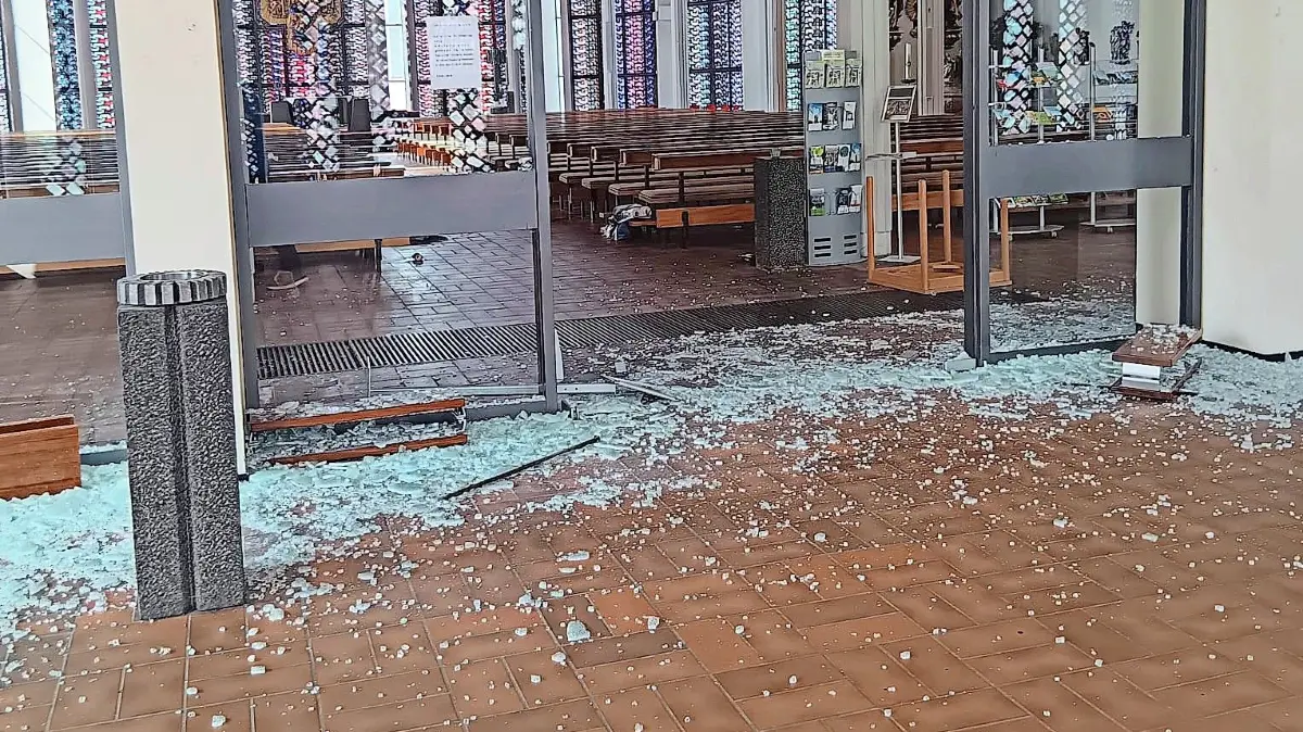 Randalierer haben in St. Johann die Glastüren im Innern zertrümmert.