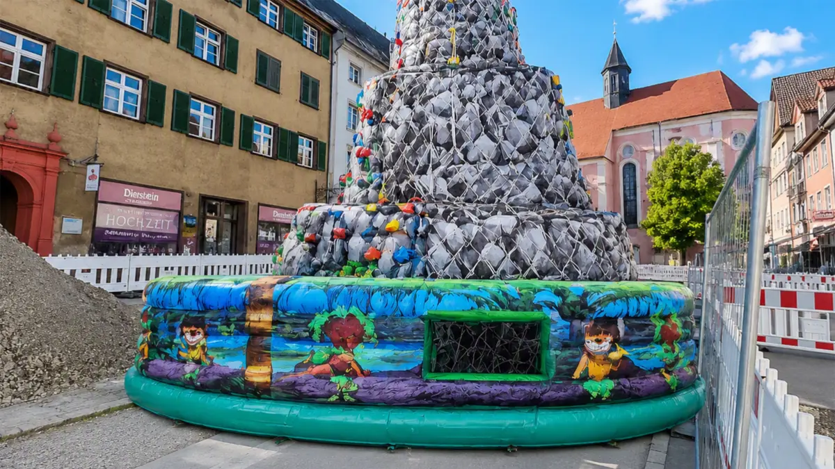 Auf dem Friedrichsplatz kann man am österreichischen Brückentag seine Kletterkünste an solch einem Berg ausprobieren. Betreut wird das Angebot vom Deutschen Alpenverein (Foto/Montage