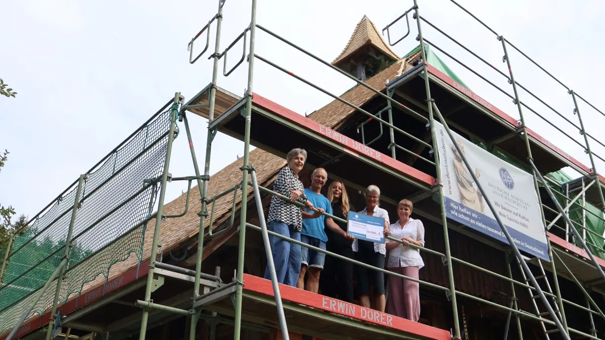 Die Sanierung des Holzschindeldaches des denkmalgeschützten Röthenlochhofes wurde mit 30.000 Euro gefördert. Bei der symbolischen Übergabe freuen sich (von links) Anita Auer der DSD, Klaus Richter, Marina Roßmann (Lottogesellschaft), Silke Richter sowie Christine Blessing (DSD). :