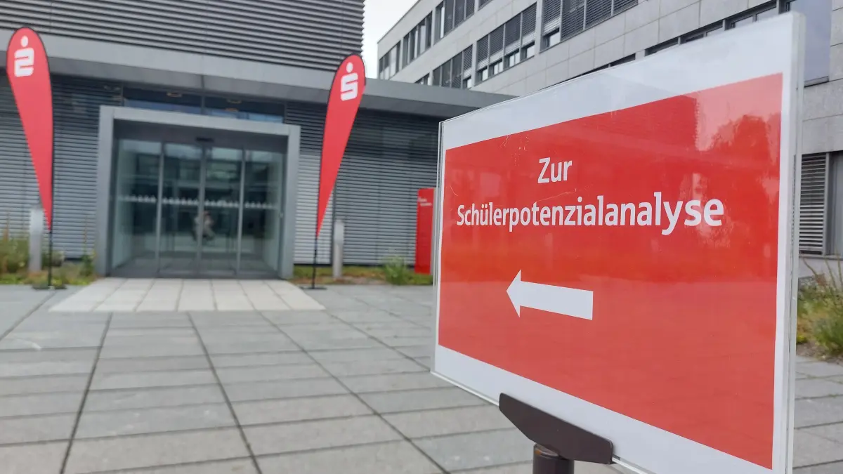 Hier geht's lang: Schüler konnten sich in der Zentrale der Sparkasse Ortenau/Offenburg das Feedback zu ihrer Potenzialanalyse abholen.