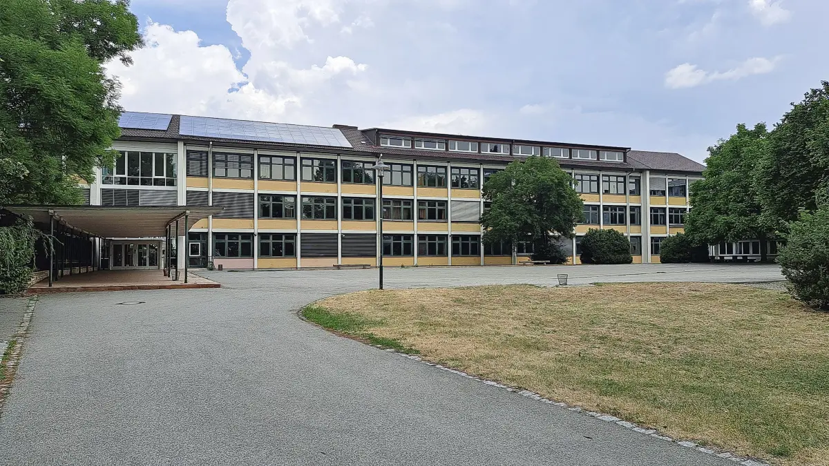 Neuer Wohnraum oder vielleicht doch ein Park? Das Rathaus sammelt Ideen, wie es mit dem Gelände der alten Realschule weitergehen könnte.
