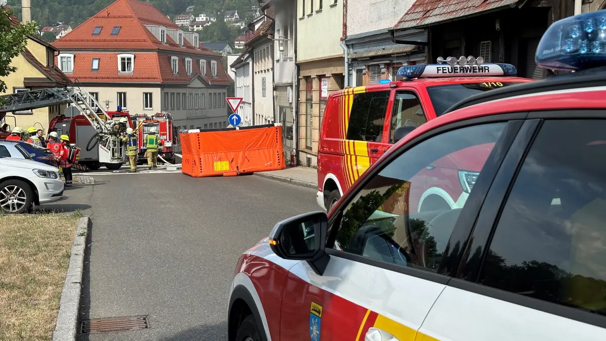 Mehr als 60 Einsatzkräfte sind vor Ort.