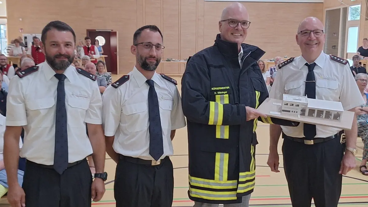 vl. Links 1. stellvertretender Kommandant Markus Kraft, 2. stellvertretender Kommandant Mike Gießler, Bürgermeister Heiko Stieringer, Kommandant Tom Braune