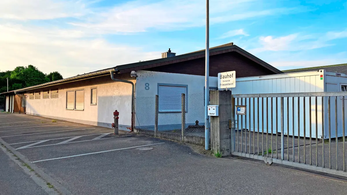 Dort, wo der Container steht, soll der Anbau hin. Eine weitere Erweiterung ist Richtung zwei Parkplätze entlang der Straße geplant.