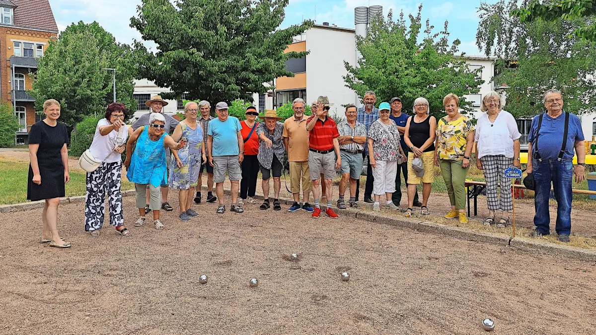 Bei hohen Temperaturen und südlichem Flair wurde am Dienstagnachmittag die ertüchtigte Boule-Anlage von den Ortssenioren und Bürgermeisterin Susane Irion wieder in Betrieb genommen.