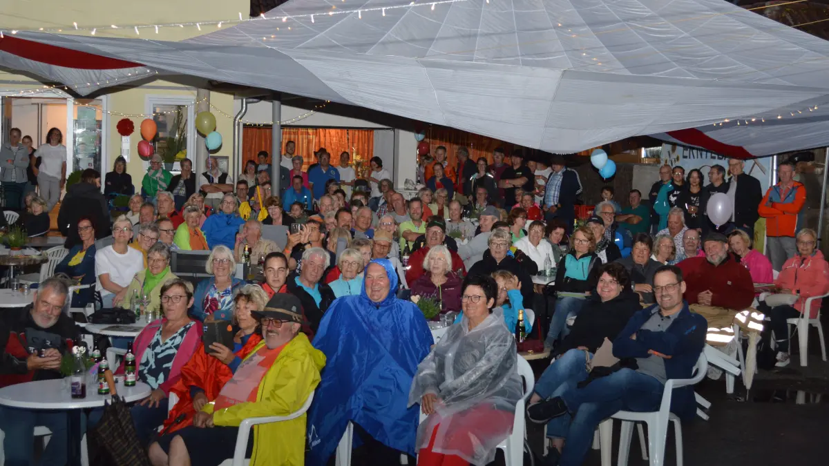 Selbst schlechtes Wetter lässt den Besuchern von Kultur Nebba Dussa in Hinteraichhalden nicht die gute Laune verderben.
